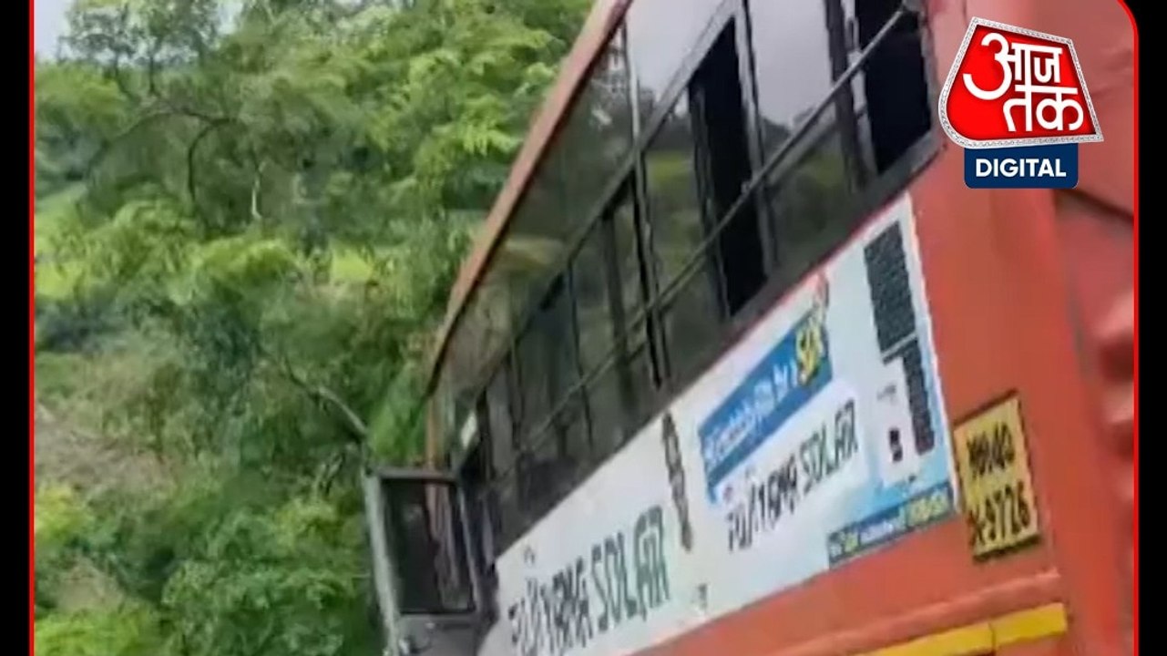 स्टीयरिंग रॉड टूटते ही अनियंत्रित हुई बस, खाई म...