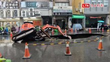 高雄暴雨馬路小洞變大坑   怪手馳援也陷落