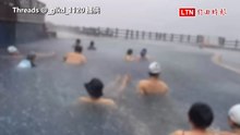台東暴雨！ 綠島遊客23日在暴雨中泡湯