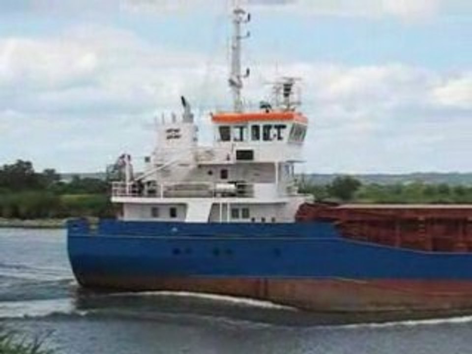 Le Pellerin : passage d'un long bateau