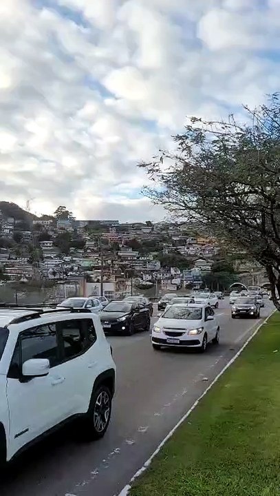 faixa da esquerda da Avenida Governador Gustavo Richard, no sentido Colombo Salles