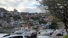 faixa da esquerda da Avenida Governador Gustavo Richard, no sentido Colombo Salles