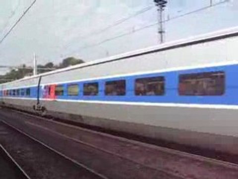 Passage d'une UM de TGVA Renover voie 2 a POITIERS