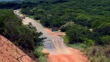 Caminhonete passa com tudo em trecho