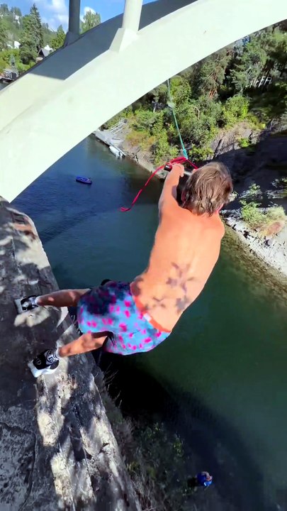 Un saut pendulaire spectaculaire avec atterrissage sur un bateau gonflable