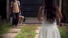 Filha surpreende pai pedreiro com notícia emocionante