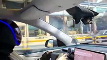 Robô a conduzir Tesla