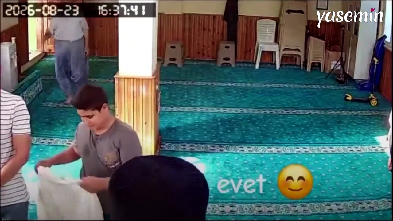 Şortla camiye gelen gence imamdan örnek davranış! Takdir topladı