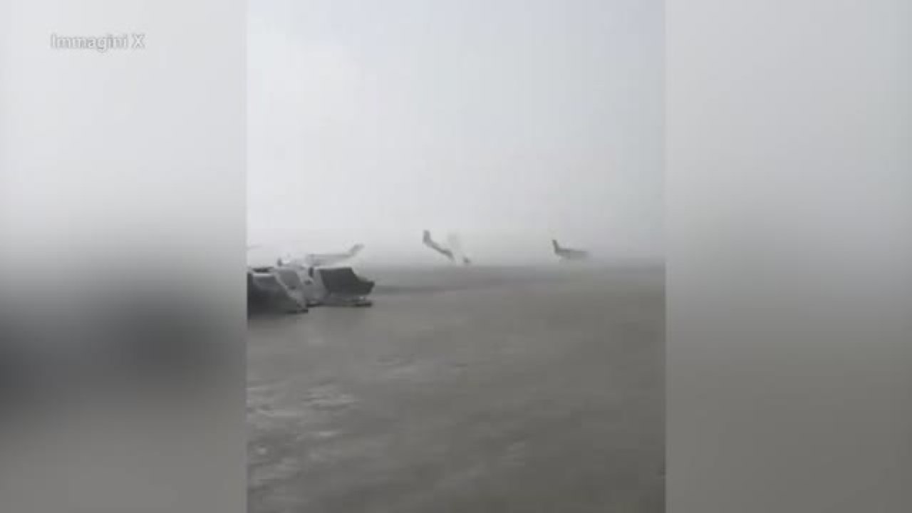 Aerei scaraventati a terra da forti raffiche di vento: le impressionanti immagini dall'aeroporto di Forlì
