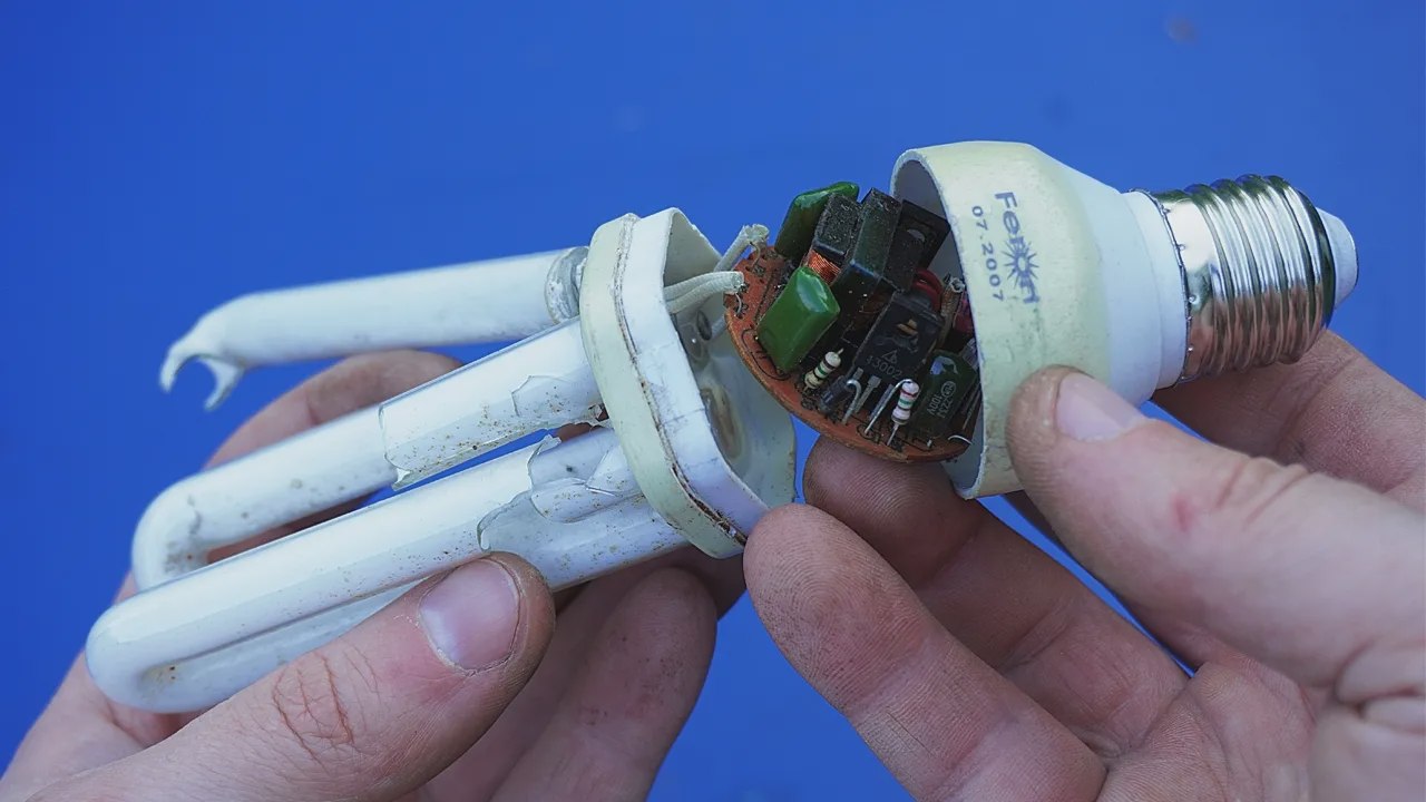Brilliant DIY Hack Using an Old CFL Bulb! - video Dailymotion