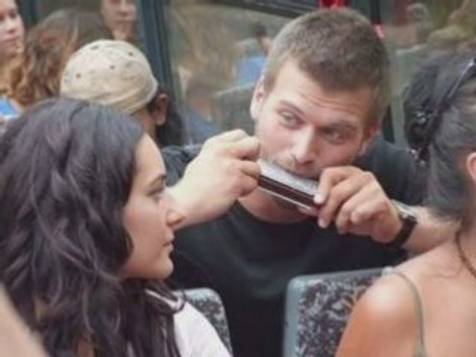 KIVANÇ TATLITUĞ MENEKŞE İLE HALİL(SİNGER:ONUR AKAY)