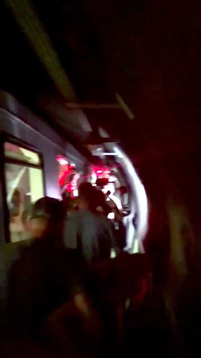 Sem sinalização, metrô fecha estações temporariamente e passageiros deixam vagões pelos túneis a pé