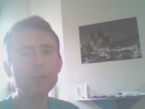 Wiwi égratigne Dis moi