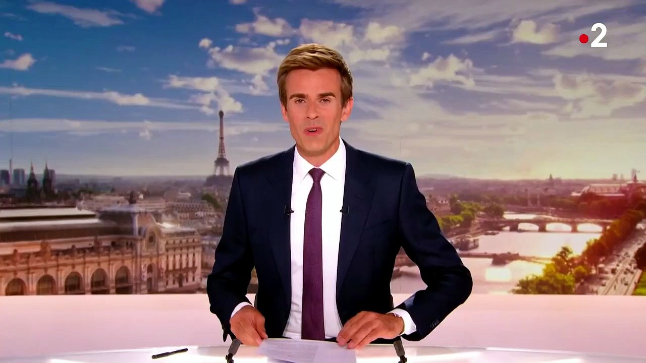 Jean-Baptiste Marteau présente le "20 Heures" de France 2 le lundi 24 août 2026