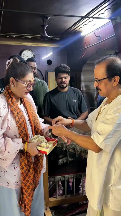 सुनीता आहूजा ने मंदिर में हाथ में बंधवाया धागा