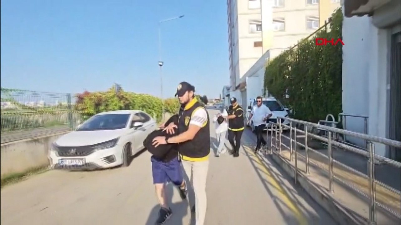 Tartıştıkları ev arkadaşlarını bıçaklayıp öldürdüler, içeride kilitli kalıp yardım isteyince yakalandılar