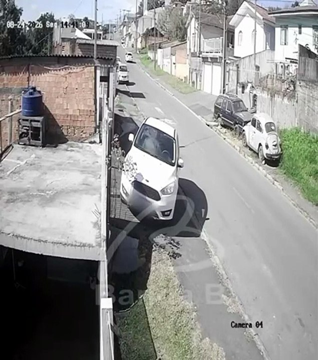 Adolescente destrói muro de vidro e invade terreno ao perder controle de bicicleta elétrica na Grande Curitiba