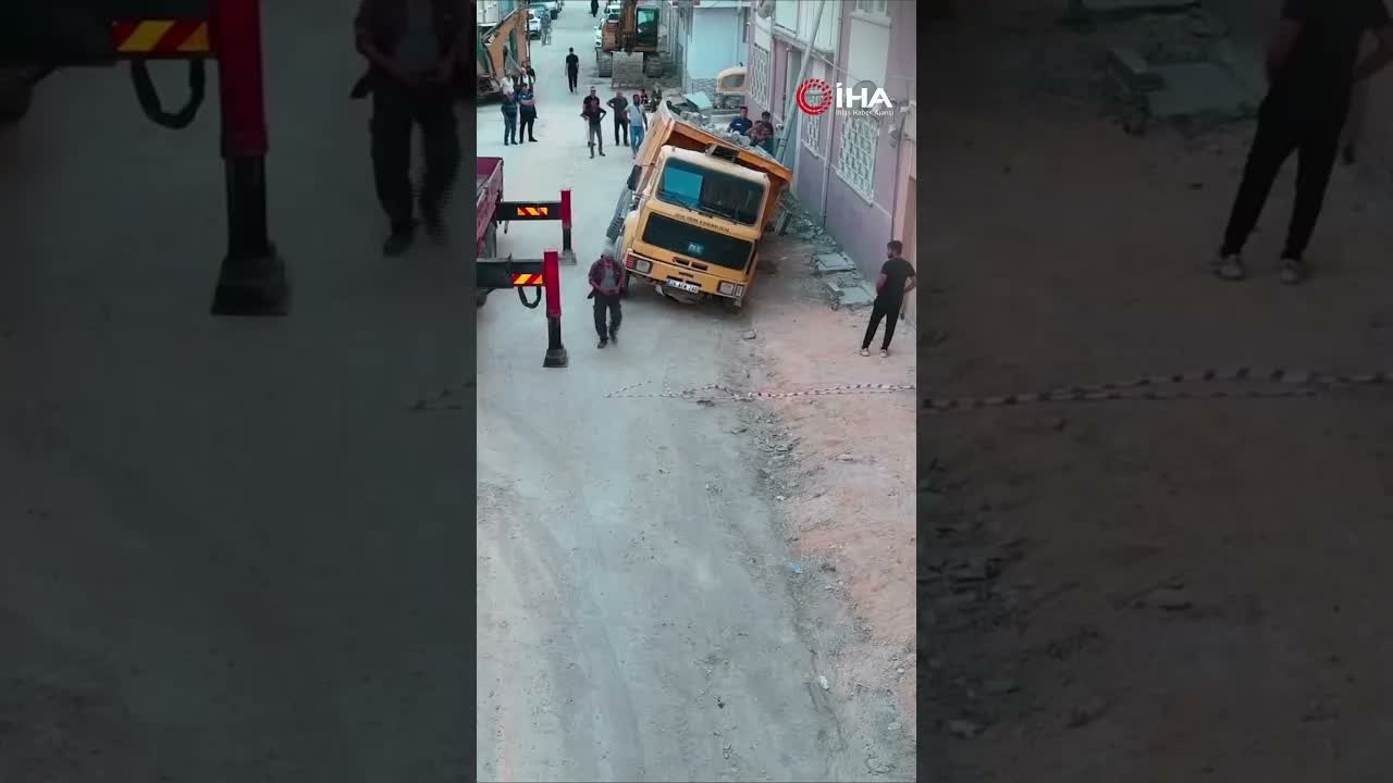 Tonlarca Yüklü Kamyon Yere Gömüldü: O Anlar Kamerada!