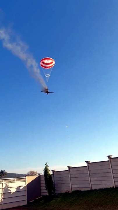 Avião de pequeno porte cai em área rural de Mat...