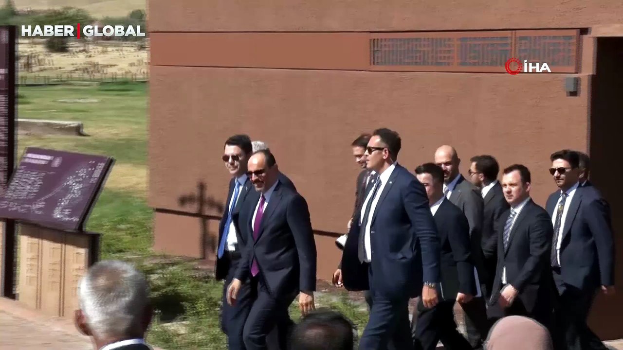 Cumhurbaşkanı Erdoğan ve MHP lideri Bahçeli Ahlat Selçuklu Kabristanı'nı ziyaret etti