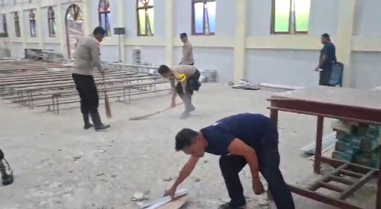 Polisi Gotong Royong Bersihkan Reruntuhan Gereja Paroki Emanuel Welamosa