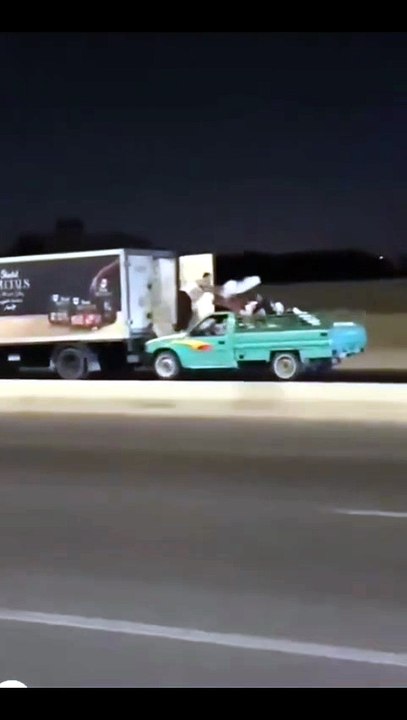 🚨🇪🇬 A scene straight out of a movie: A moving transport vehicle was reportedly stolen while speeding along a highway in Egypt, in a dramatic incident that quickly drew attention.