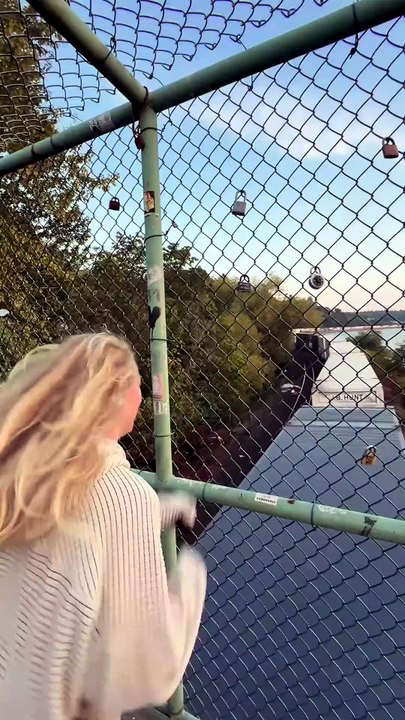 Une femme transforme le passage d’un train en vrai jeu de plateformes sur un pont