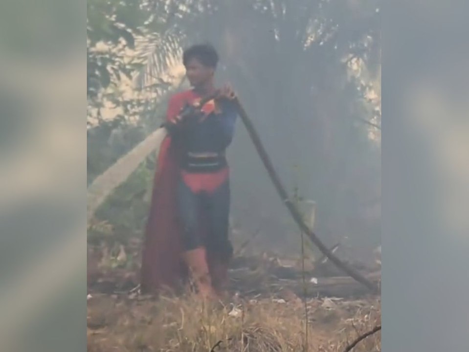 Teenager im Superman-Kostüm kämpft gegen Waldbrände
