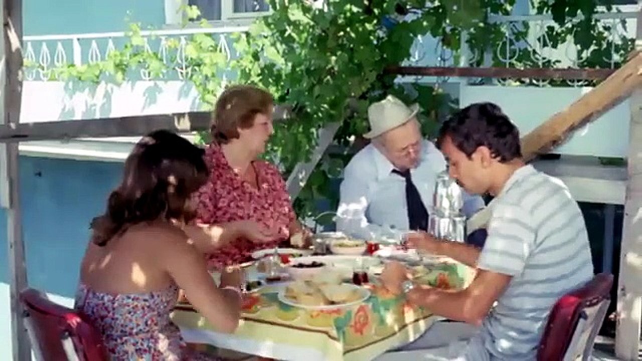 Mine Türk Filmi _ Masa Altından Elletti