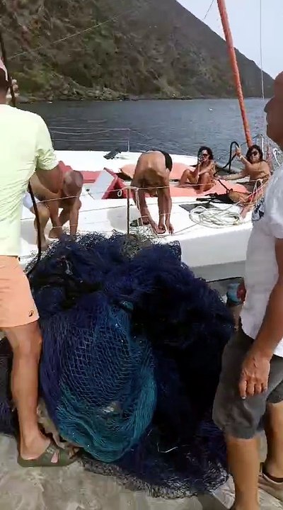 Lipari, diportisti recuperano rete da pesca