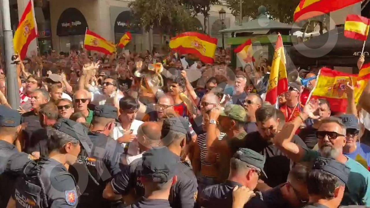 Los ceutíes salen a la calle al grito de "¡Pedro Sánchez, hijo de puta!" y "¡Expulsión invasores!"