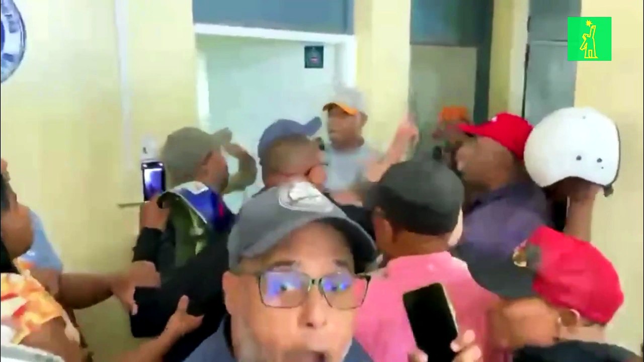 Comunitarios irrumpen en oficina de Inapa en SFM en reclamo por servicio de agua