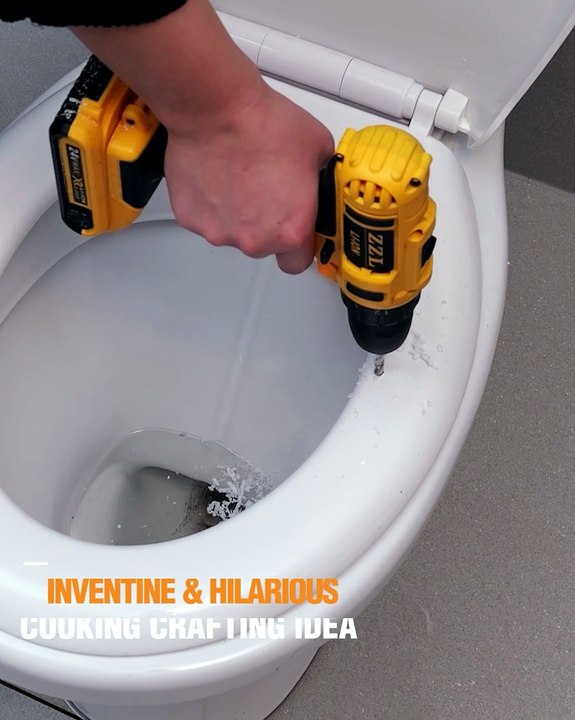 Straining spaghetti on a toilet seat! 🍝🚽