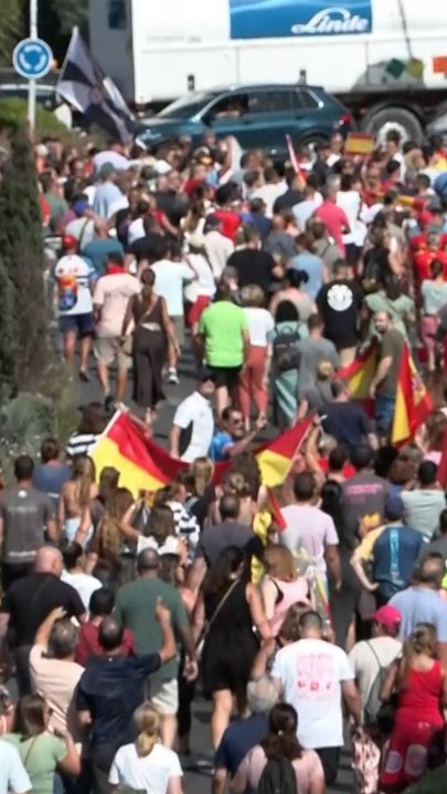 Manifestantes intentan entra al hotel donde se aloja el ministro Ángel Víctor Torres