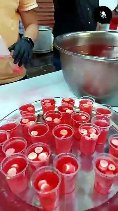 الاسكندرانية يوزعون الشربات بالموز احتفالا بالمولد النبوي.. عادة كل عام