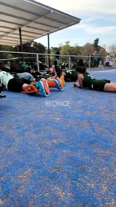 El momento en que jugadoras de hockey se tiran al piso al escuchar disparos