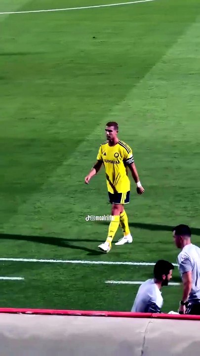 غضب الاعب كريستيانو رونالدو أثناء خروجه بعد نهاية الشوط الأول.