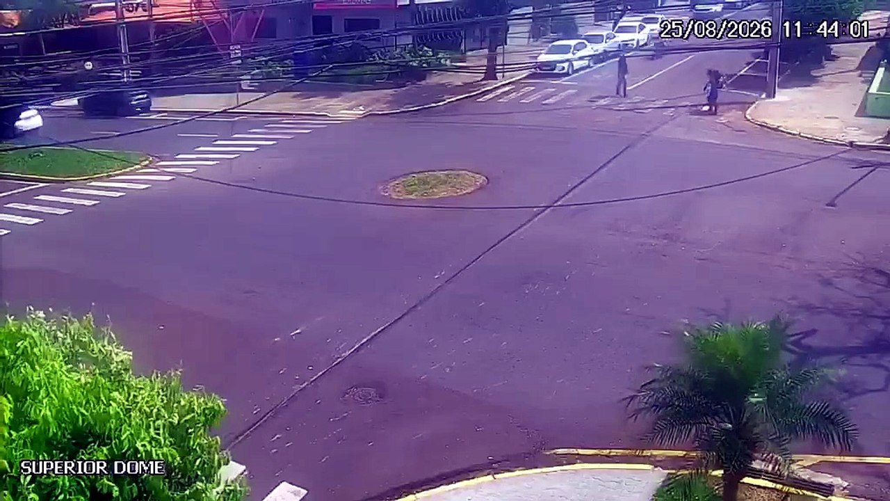 Adolescentes de moto ficam feridas após acidente em Umuarama; vídeo mostra colisão