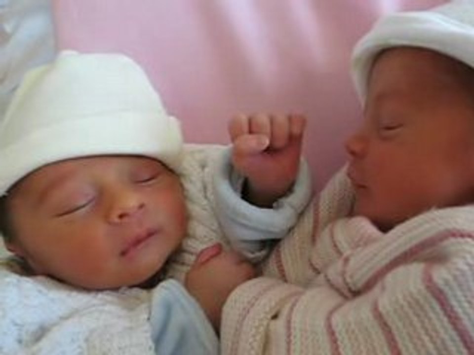 Niamey et Ismaël se donant la main