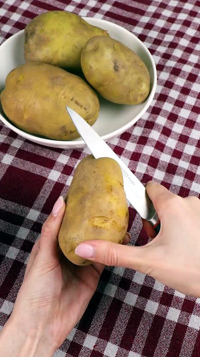 Cutting off potatoes a fast way🥔