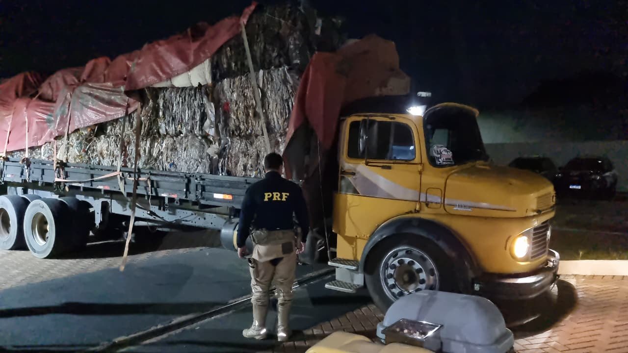 Motorista é detido com cerca de uma tonelada de maconha escondida em carga de recicláveis na BR-277
