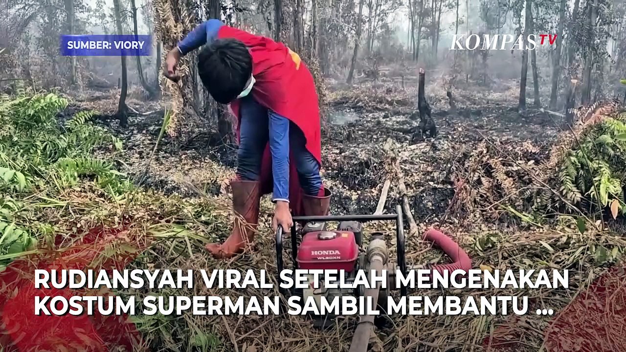 Viral! Aksi 'Superman' Kalimantan Bantu Padamkan Karhutla Palangka Raya