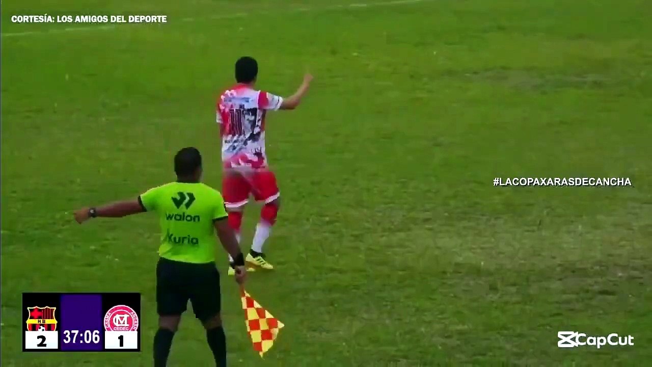 Un árbitro noquea con una patada a un integrante del cuerpo técnico en la Copa Perú