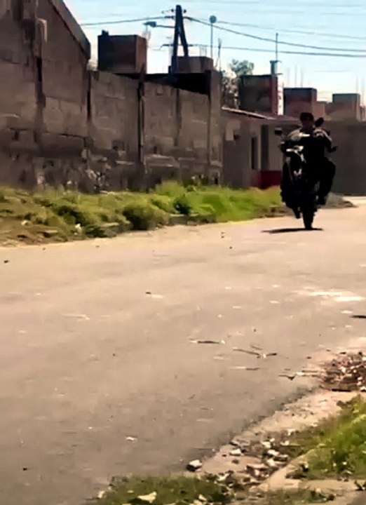 Indignación en Catamarca: hicieron "wheelie" en moto con un bebé en brazos