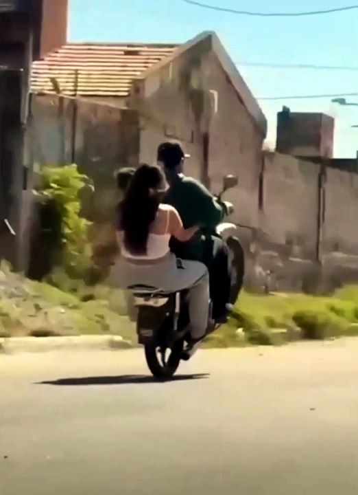 Indignación en Catamarca: hicieron "wheelie" en moto con un bebé en brazos