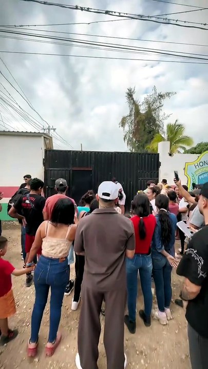 Multitud de personas celebra la liberación de Urías Lobo
