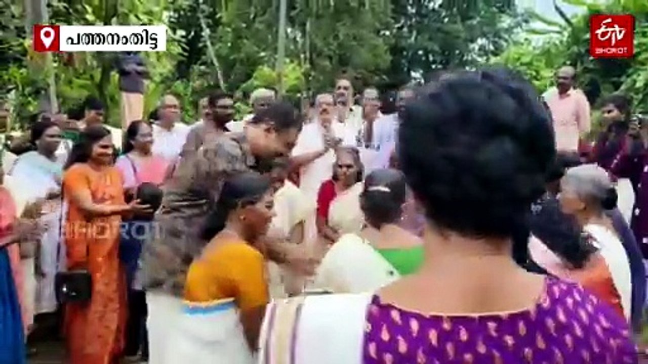 ഓണപ്പാട്ടും കളികളും സദ്യയും ഗംഭീരം; മഹാണിമല ഉന്നതി നിവാസികൾക്കൊപ്പം ഓണം ആഘോഷിച്ച് അബിൻ വർക്കി