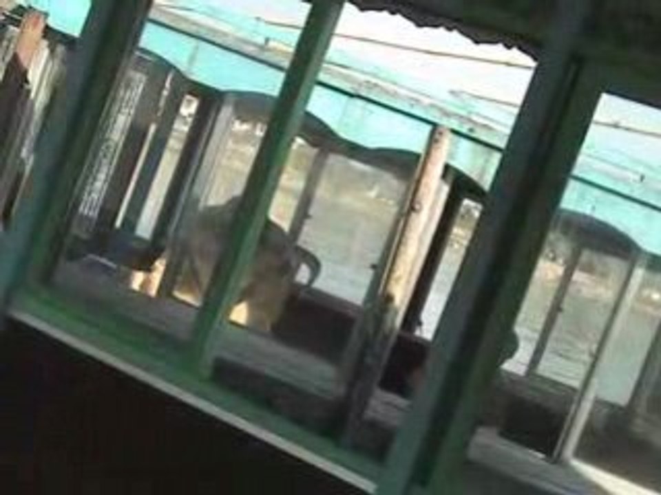 Police sur la rivière des parfums à Hué