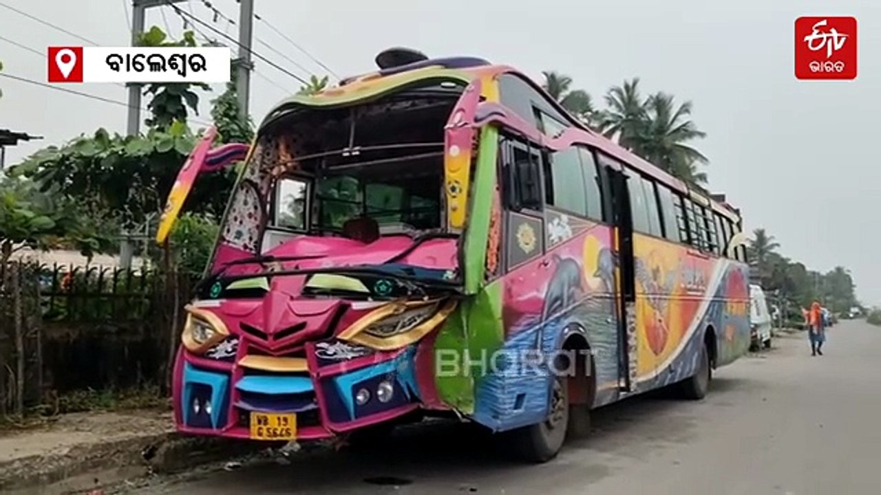 ସ୍କର୍ପିଓକୁ ଧକ୍କା ଦେଲା ପଶ୍ଚିମବଙ୍ଗରୁ ଆସୁଥିବା ତୀର୍ଥଯାତ୍ରୀ ବସ୍‌: ଦୁଇ ଗୁରୁତର, 50 ଯାତ୍ରୀ ସୁରକ୍ଷିତ