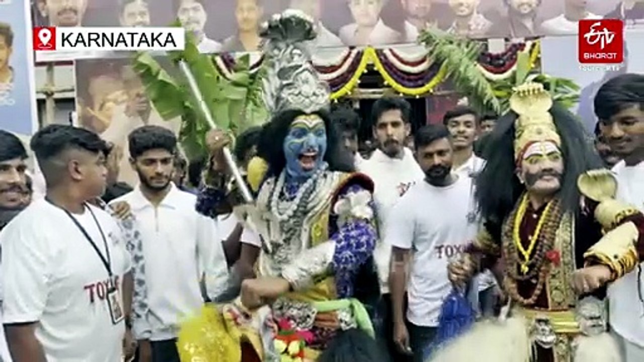 Toxic Fever Grips India: Yash's Film Gets Grand Welcome From Fans With Dhol, Firecrackers And Massive Cutouts - Watch